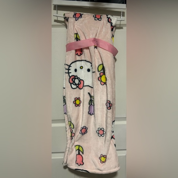 Hello Kitty Plush Blanket - Picture 2 of 3